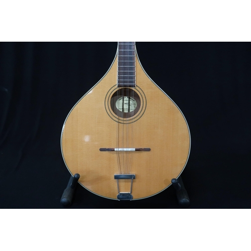 356 - A Kentucky bouzouki mandolin 24 frets model KM-004 serial number 18514 bearing label to the interior... 