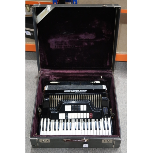 370 - CORDOVOX a Cordovox 120 bass 41 key piano accordion with case In 1962, a Farfisa technical team led ... 