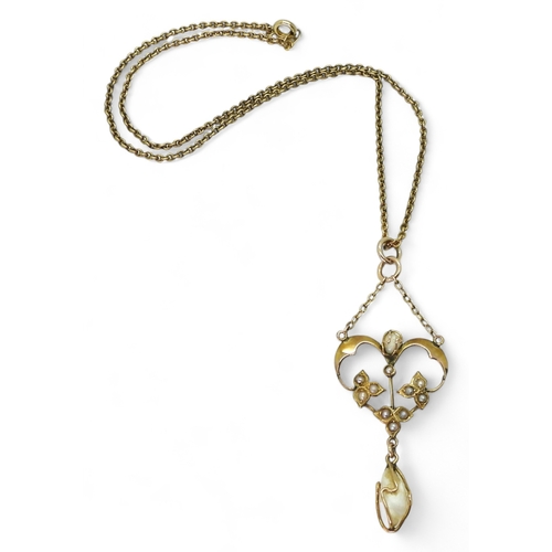 2701 - A FRESHWATER PEARL EDWARDIAN PENDANTmounted throughout in 9ct gold, cage set with a large freshwater... 