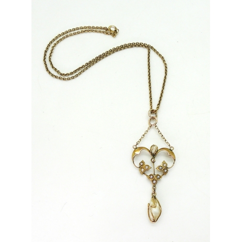 2701 - A FRESHWATER PEARL EDWARDIAN PENDANTmounted throughout in 9ct gold, cage set with a large freshwater... 