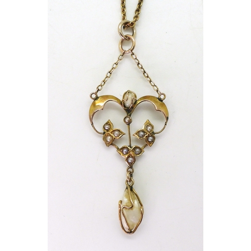 2701 - A FRESHWATER PEARL EDWARDIAN PENDANTmounted throughout in 9ct gold, cage set with a large freshwater... 