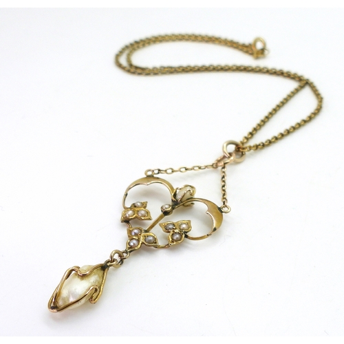 2701 - A FRESHWATER PEARL EDWARDIAN PENDANTmounted throughout in 9ct gold, cage set with a large freshwater... 