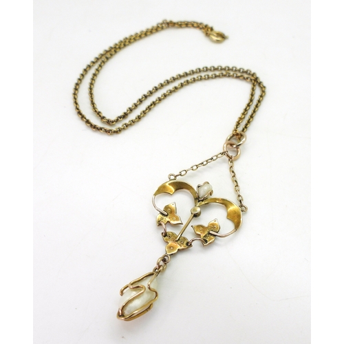 2701 - A FRESHWATER PEARL EDWARDIAN PENDANTmounted throughout in 9ct gold, cage set with a large freshwater... 