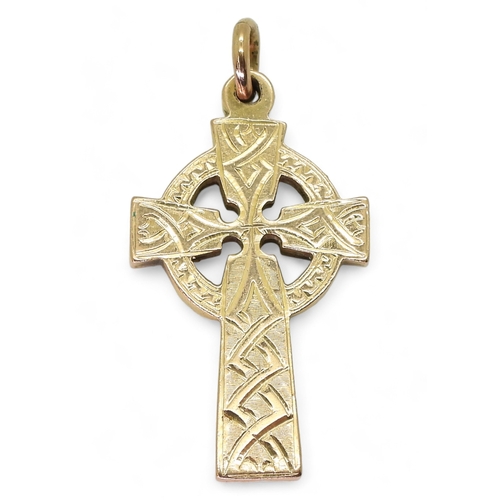 2702 - A 9CT GOLD CELTIC CROSSwith engraved knotwork pattern to the front and inscription to the reverse, w... 