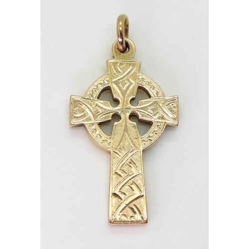 2702 - A 9CT GOLD CELTIC CROSSwith engraved knotwork pattern to the front and inscription to the reverse, w... 