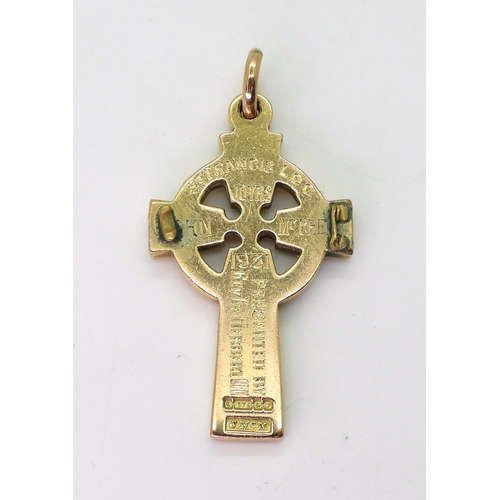 2702 - A 9CT GOLD CELTIC CROSSwith engraved knotwork pattern to the front and inscription to the reverse, w... 