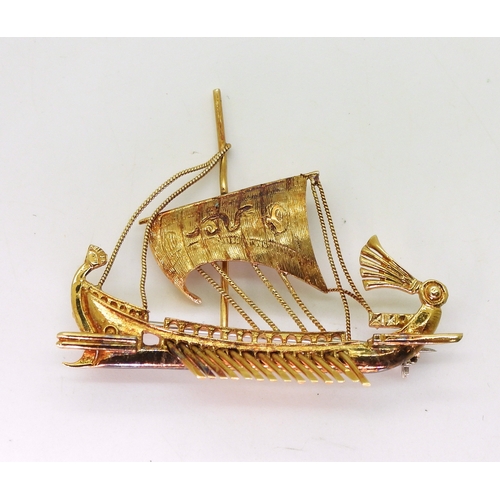 2705 - A GREEK WARSHIP BROOCHmade in 18ct gold. Dimensions 5cm x 4cm, weight 8.3gms