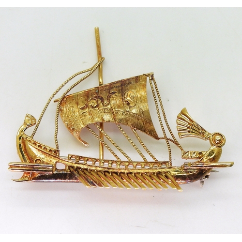 2705 - A GREEK WARSHIP BROOCHmade in 18ct gold. Dimensions 5cm x 4cm, weight 8.3gms