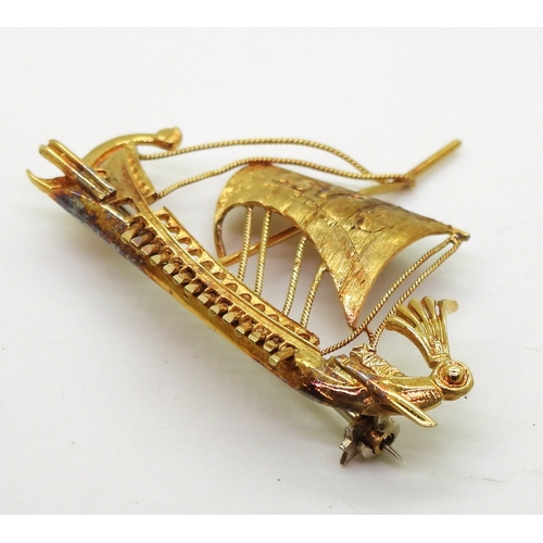 2705 - A GREEK WARSHIP BROOCHmade in 18ct gold. Dimensions 5cm x 4cm, weight 8.3gms