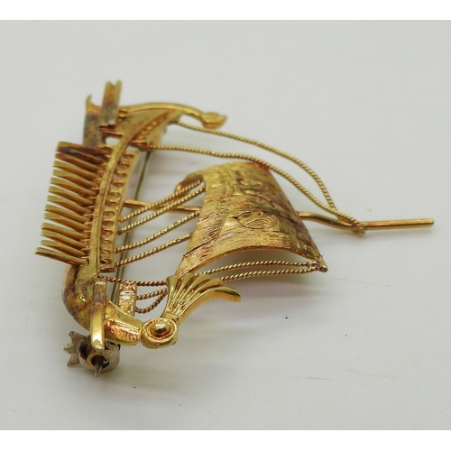 2705 - A GREEK WARSHIP BROOCHmade in 18ct gold. Dimensions 5cm x 4cm, weight 8.3gms