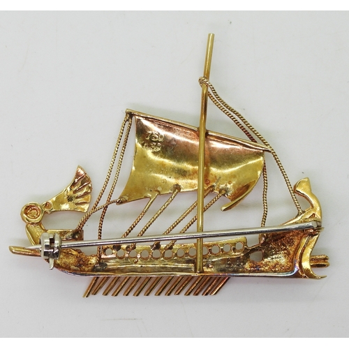 2705 - A GREEK WARSHIP BROOCHmade in 18ct gold. Dimensions 5cm x 4cm, weight 8.3gms