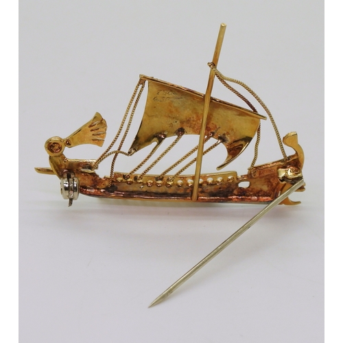 2705 - A GREEK WARSHIP BROOCHmade in 18ct gold. Dimensions 5cm x 4cm, weight 8.3gms