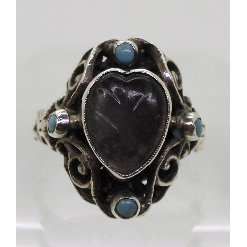 2718 - AN ARTS & CRAFTS RINGmade in sterling silver, set with a leaf carved heart shape moonstone, and ... 