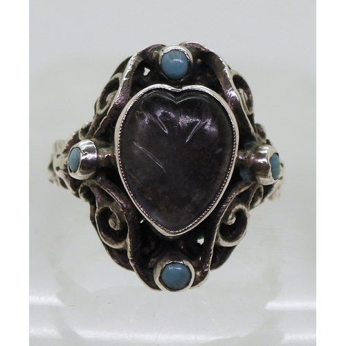 2718 - AN ARTS & CRAFTS RINGmade in sterling silver, set with a leaf carved heart shape moonstone, and ... 