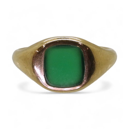 2719 - A GREEN AGATE SIGNET RINGthe heavy weight, quality signet ring, is set with a square green agate, th... 