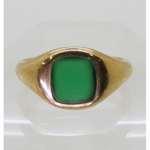 2719 - A GREEN AGATE SIGNET RINGthe heavy weight, quality signet ring, is set with a square green agate, th... 