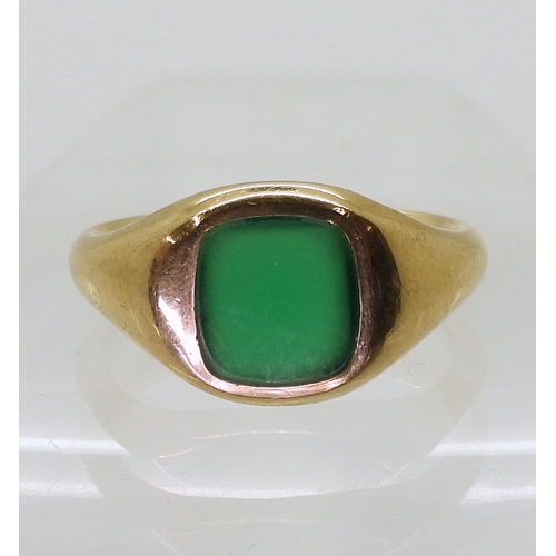 2719 - A GREEN AGATE SIGNET RINGthe heavy weight, quality signet ring, is set with a square green agate, th... 