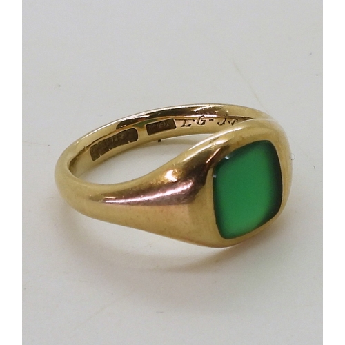 2719 - A GREEN AGATE SIGNET RINGthe heavy weight, quality signet ring, is set with a square green agate, th... 