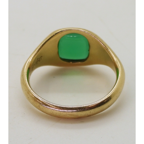 2719 - A GREEN AGATE SIGNET RINGthe heavy weight, quality signet ring, is set with a square green agate, th... 