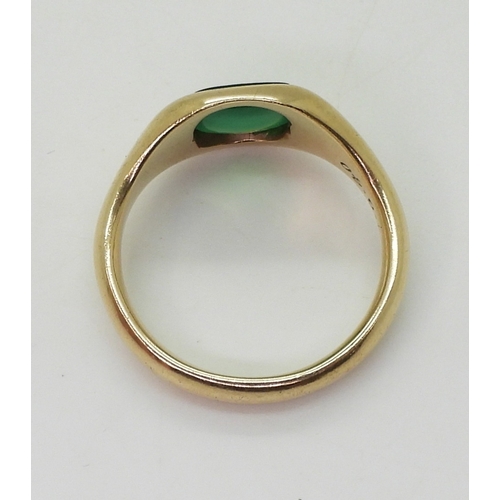 2719 - A GREEN AGATE SIGNET RINGthe heavy weight, quality signet ring, is set with a square green agate, th... 