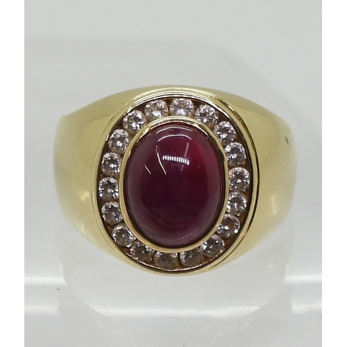 2725 - A GENTS RUBY & DIAMOND RINGmounted in bright yellow metal stamped 750, the cabochon ruby is appr... 