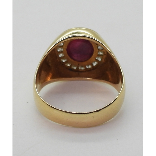 2725 - A GENTS RUBY & DIAMOND RINGmounted in bright yellow metal stamped 750, the cabochon ruby is appr... 