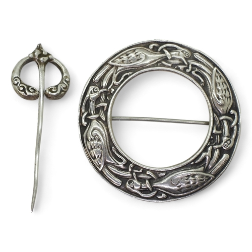 2735 - TWO ALEXANDER RITCHIE JEWELSa silver circular brooch, with the design of four intertwined birds. Hal... 