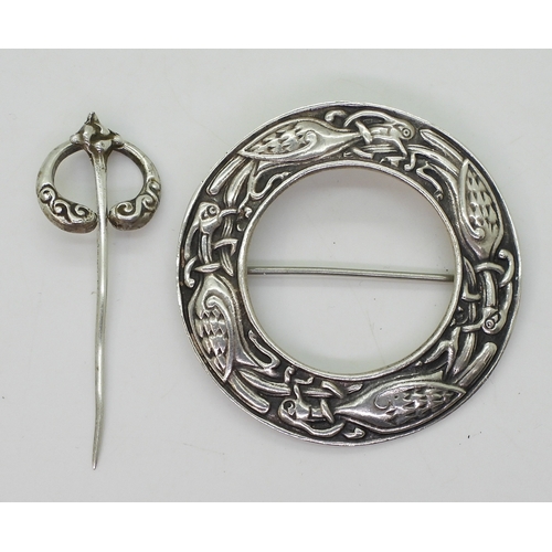 2735 - TWO ALEXANDER RITCHIE JEWELSa silver circular brooch, with the design of four intertwined birds. Hal... 