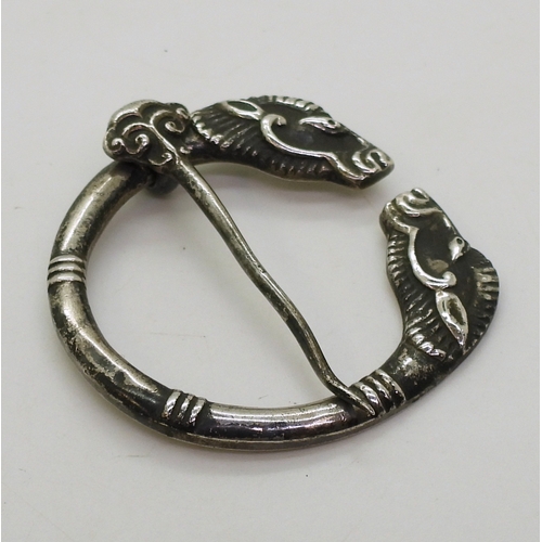 2746 - ALEXANDER RITCHIE RAM'S HEAD BROOCHA silver Alexander Ritchie pen annular brooch with Ram's head fin... 