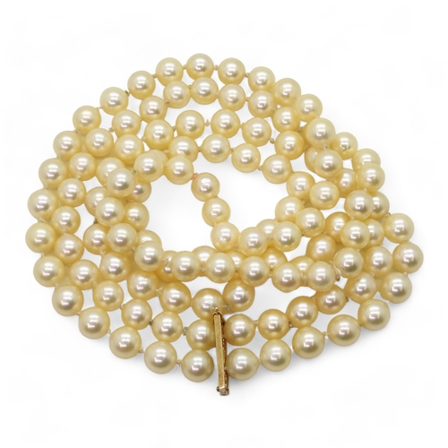 2752 - AN OPERA LENGTH OF PEARLSwith a 14k gold pearl clip, each pearl is approx 7mm, with a total length o... 