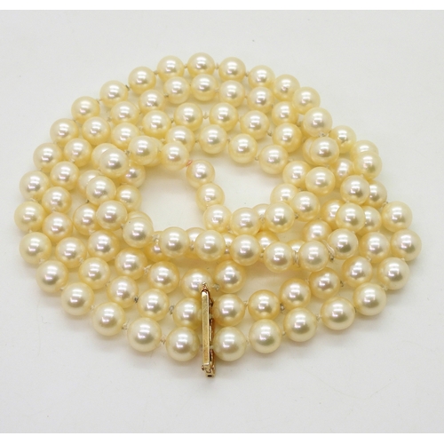 2752 - AN OPERA LENGTH OF PEARLSwith a 14k gold pearl clip, each pearl is approx 7mm, with a total length o... 