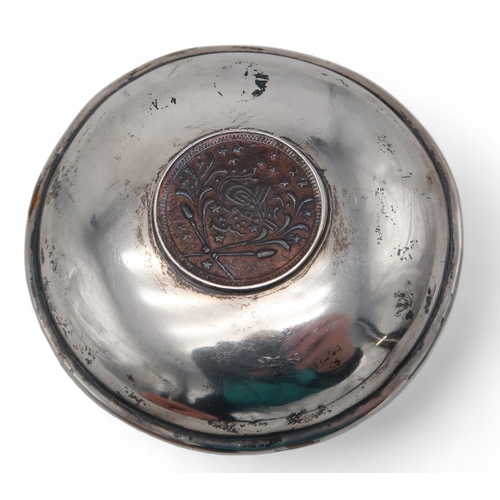 2501 - MILITARY INTEREST;An Edwardian silver dish, by Samson Mordan & Co, London, inset with a 20 Qirsh... 