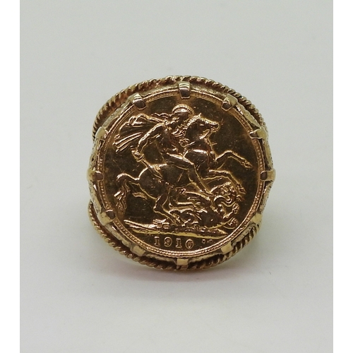 9004 - A 1910 full gold sovereign, in a 9ct gold ring mount, size X, weight 17.8gms (1)