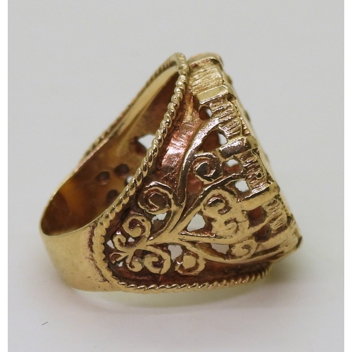 9004 - A 1910 full gold sovereign, in a 9ct gold ring mount, size X, weight 17.8gms (1)