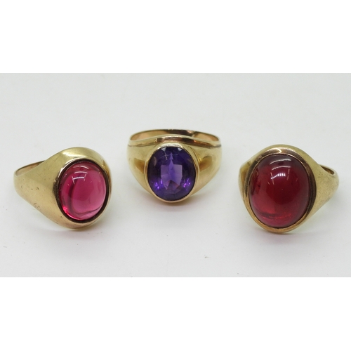 9005 - Three gem set signet rings, amethyst size Q, Red glass P1/2, and pink glass R1/2, weight together 17... 