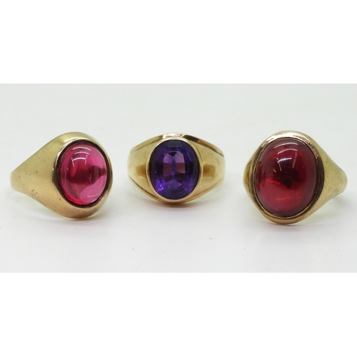 9005 - Three gem set signet rings, amethyst size Q, Red glass P1/2, and pink glass R1/2, weight together 17... 