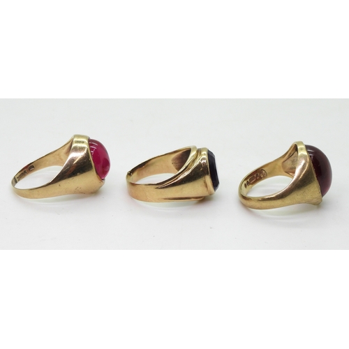 9005 - Three gem set signet rings, amethyst size Q, Red glass P1/2, and pink glass R1/2, weight together 17... 