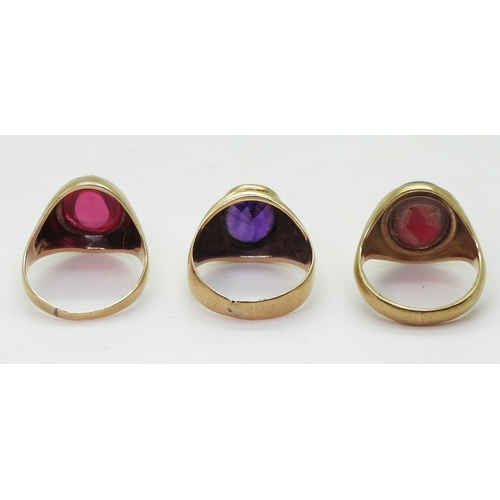 9005 - Three gem set signet rings, amethyst size Q, Red glass P1/2, and pink glass R1/2, weight together 17... 