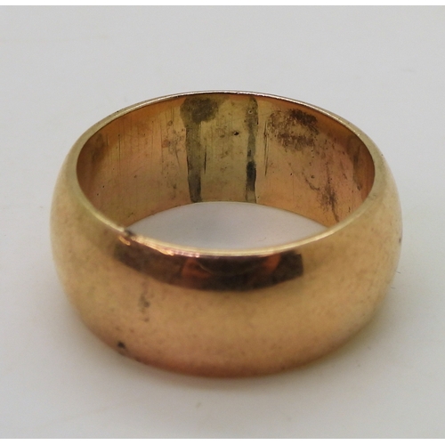 9009 - A 9ct rose gold heavy wedding ring, size V, weight 12.1gms (1)