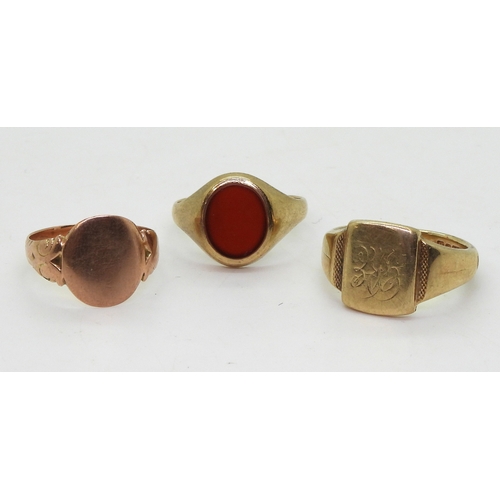 9015 - Three 9ct gold signet rings, carnelian T1/2, heavy signet ring size T, rose gold example size Q, wei... 