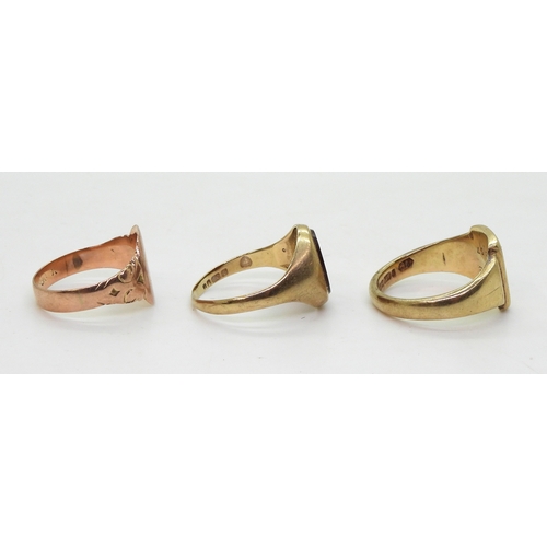 9015 - Three 9ct gold signet rings, carnelian T1/2, heavy signet ring size T, rose gold example size Q, wei... 