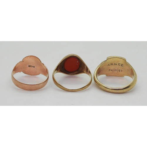 9015 - Three 9ct gold signet rings, carnelian T1/2, heavy signet ring size T, rose gold example size Q, wei... 