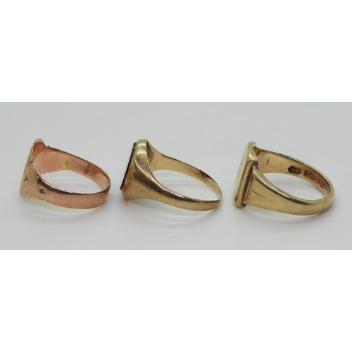 9015 - Three 9ct gold signet rings, carnelian T1/2, heavy signet ring size T, rose gold example size Q, wei... 