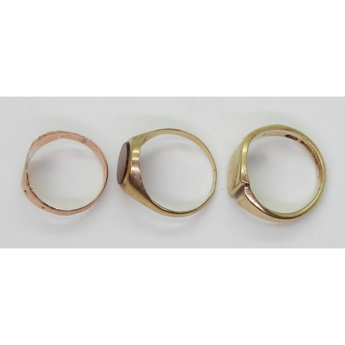 9015 - Three 9ct gold signet rings, carnelian T1/2, heavy signet ring size T, rose gold example size Q, wei... 