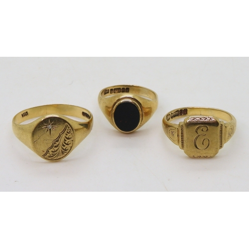 9019 - Three 9ct gold signet rings, blood stone size N, diamond set, size X1/2, engraved with an 'E' size R... 