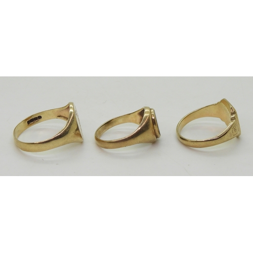 9019 - Three 9ct gold signet rings, blood stone size N, diamond set, size X1/2, engraved with an 'E' size R... 