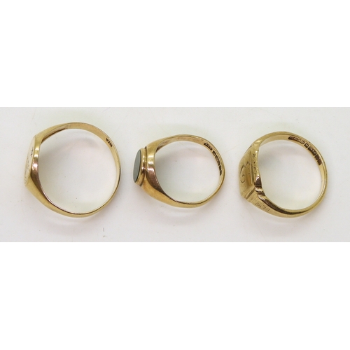 9019 - Three 9ct gold signet rings, blood stone size N, diamond set, size X1/2, engraved with an 'E' size R... 