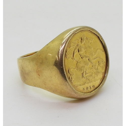 9025 - A 1910 gold half sovereign in a 9ct gold heavy ring mount, size U1/2, weight 21.7gms (1)