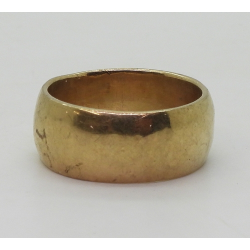 9027 - A very large gents wedding ring, Size Gents 5.5 UK, weight 19.8gms. Stamped 9ct.