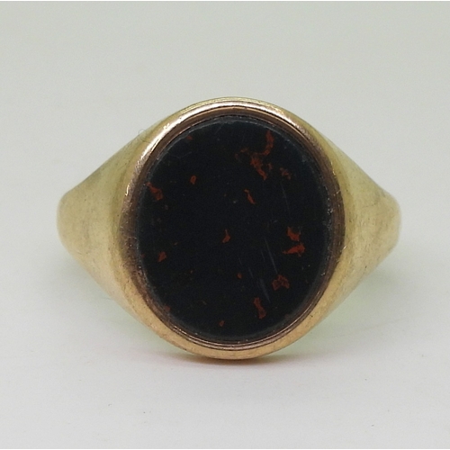 9029 - A good 9ct gold bloodstone signet ring, size X, weight 8.1gms (1)